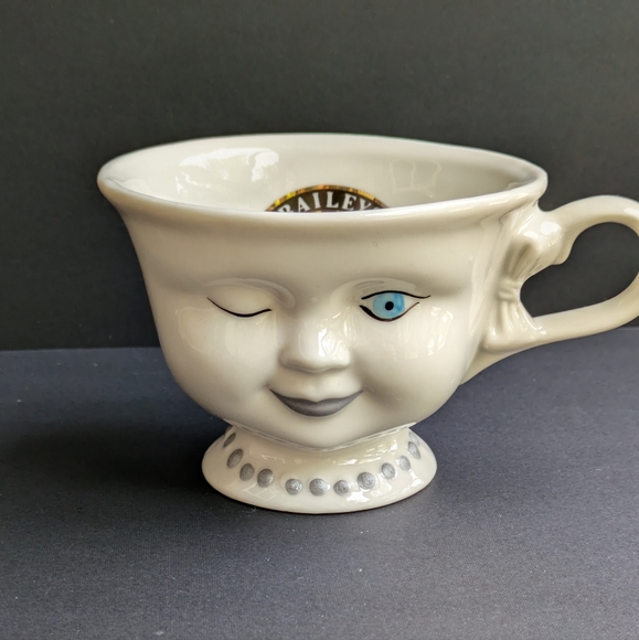 Vintage Baileys Winking Eye Face Footed Teacup Mug Helen Hunt - Picture 3 of 7